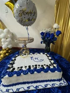 The cake, blue and gold