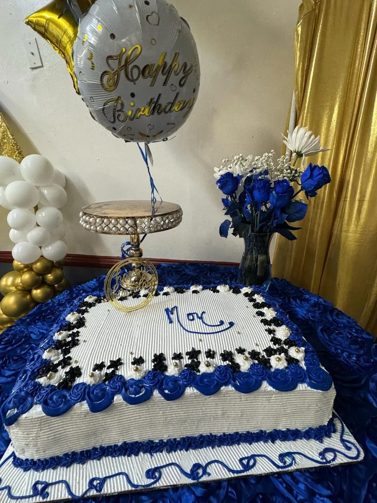 The cake, blue and gold